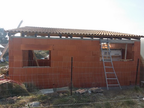 mur en brique charpente couverture tuile