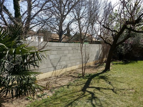 mur de cloture brut
