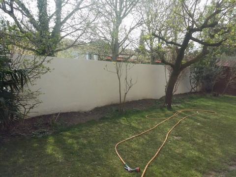 mur de cloture avec enduit de facade
